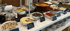 Buffet com refeições em sala VIP